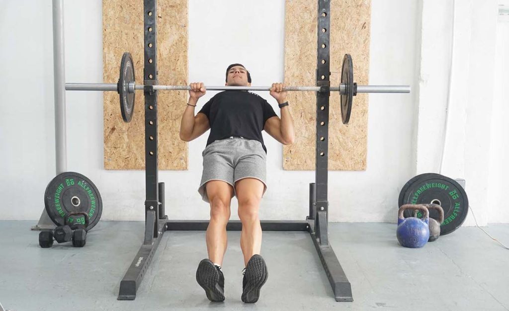 man inverted row barbell