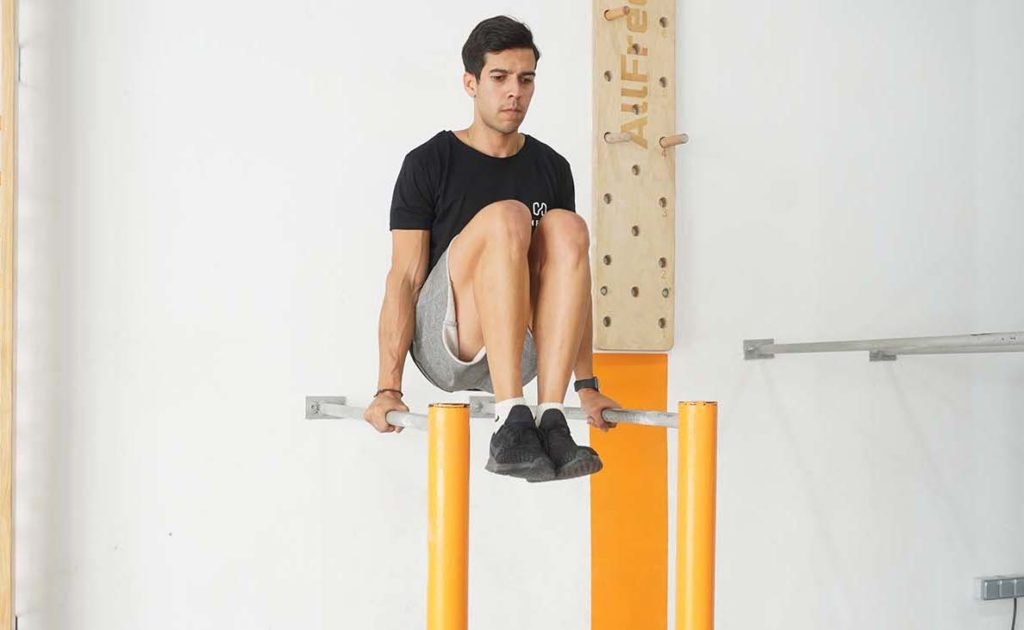 man knee raise parallel bars compound ab exercises
