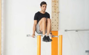 man knee raise parallel bars