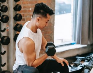 man contraction curls dumbbell