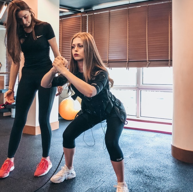 women client personal trainer squat